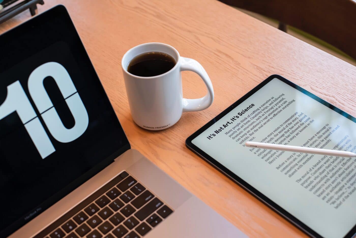 iPad und MacBook mit Kaffee